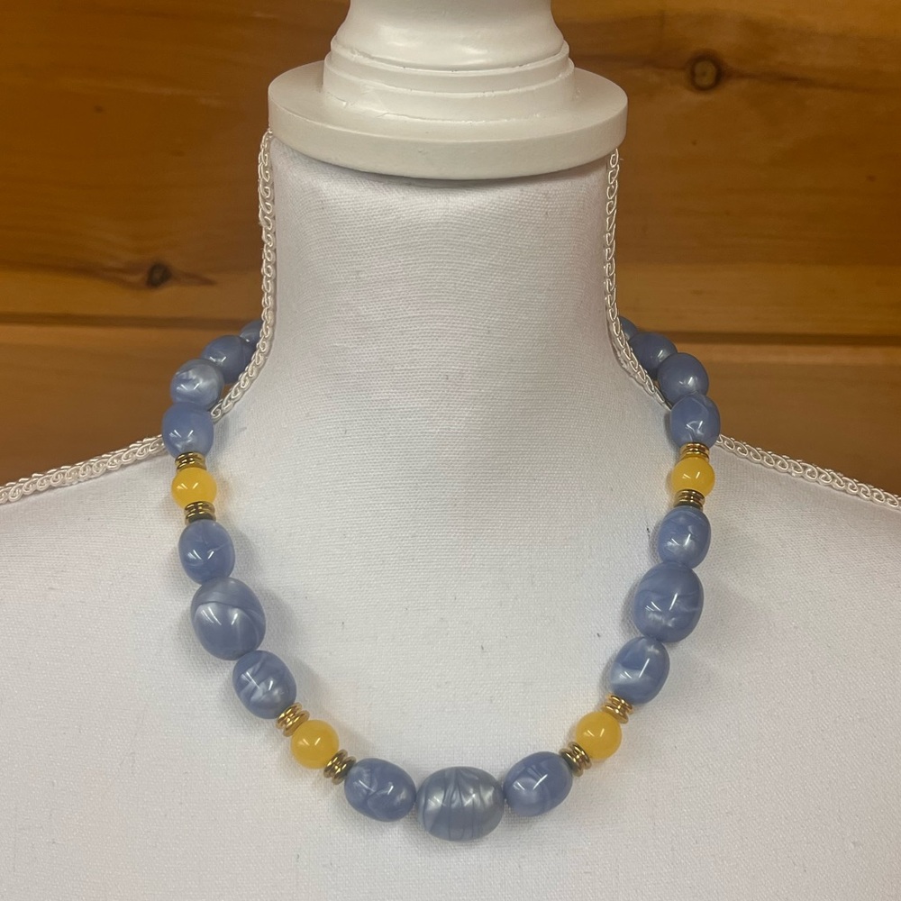 AVON BLUE PEARLIZED & YELLOW BEADED 20 1/2” FRENCH COUNTRYSIDE CHOKER NECKLACE